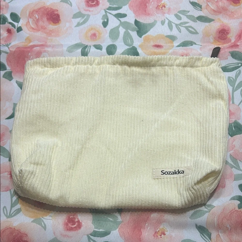 💥 2/$10 Sozakka cream colored corduroy cosmetic bag